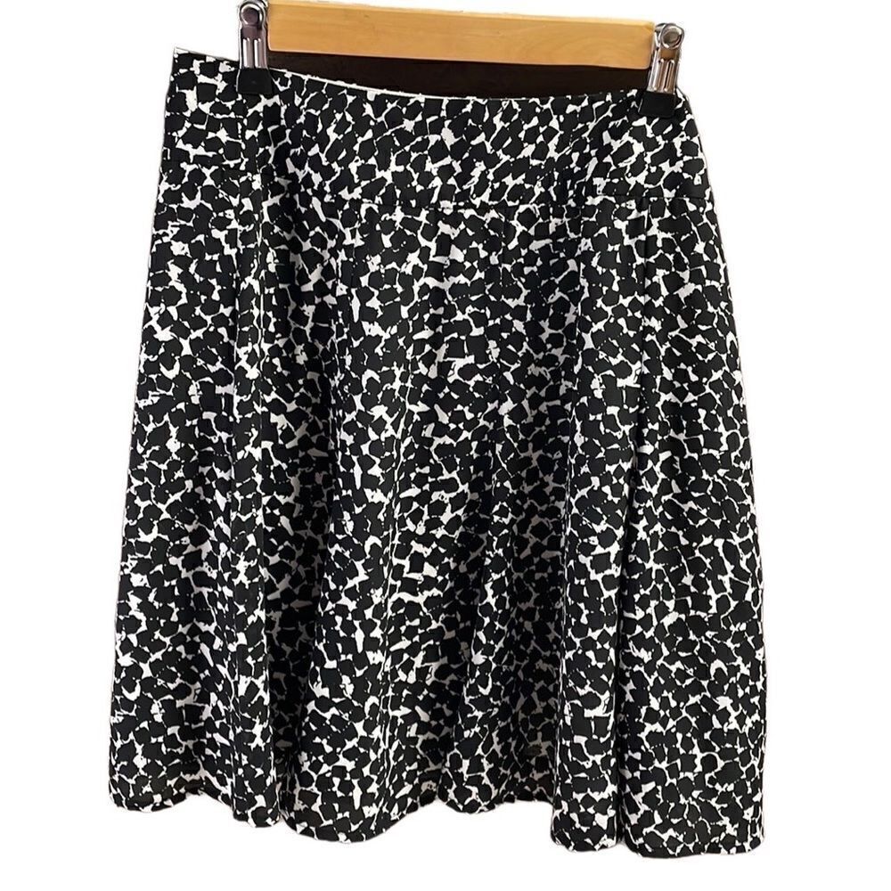 Nue Options Women Black and White With Line Flare Zip Side Skirt Size 10 Petite